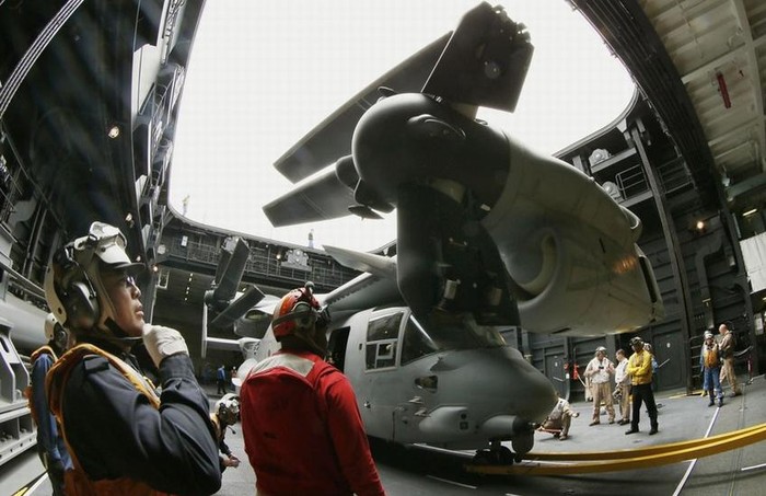 Ngày 14 tháng 6, máy bay vận tải cánh xoay MV-22 Osprey Mỹ hạ cánh xuống tàu sân bay trực thăng Hyuga Nhật Bản.
